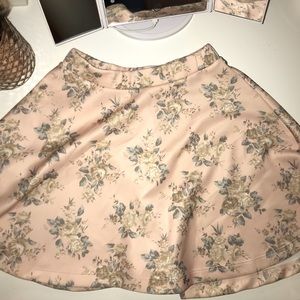 Super cute peach floral skirt!